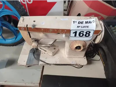 LOTE 168 - 01 MÁQUINA DE COSTURA MARCA SINGER. (NO ESTADO) ATENÇÃO! FAZER A VISITAÇÃO ANTES DE ARREMATAR, NÃO SABEMOS SE FUNCIONA. LEILÃO NÃO TEM GARANTIA E NEM DEVOLUÇÃO, SUJEITO A POSSÍVEIS AVARIAS VISÍVEIS/OCULTAS E/OU AUSÊNCIA DE COMPONENTES.