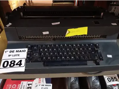 LOTE 084 - 01 MÁQUINA DE ESCREVER MARCA IBM. (NO ESTADO) ATENÇÃO! FAZER A VISITAÇÃO ANTES DE ARREMATAR, NÃO SABEMOS SE FUNCIONA. LEILÃO NÃO TEM GARANTIA E NEM DEVOLUÇÃO, SUJEITO A POSSÍVEIS AVARIAS VISÍVEIS/OCULTAS E/OU AUSÊNCIA DE COMPONENTES.