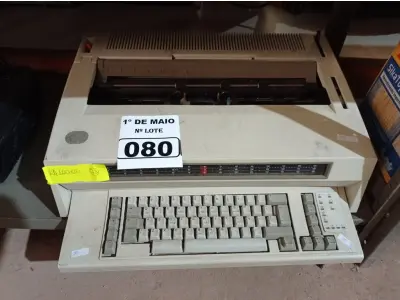 LOTE 080 - 01 MÁQUINA DE ESCREVER MARCA IBM. (NO ESTADO) ATENÇÃO! FAZER A VISITAÇÃO ANTES DE ARREMATAR, NÃO SABEMOS SE FUNCIONA. LEILÃO NÃO TEM GARANTIA E NEM DEVOLUÇÃO, SUJEITO A POSSÍVEIS AVARIAS VISÍVEIS/OCULTAS E/OU AUSÊNCIA DE COMPONENTES.