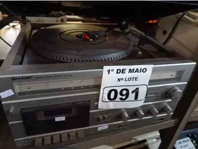 LOTE 091 - 01 APARELHO DE SOM 3X1 ANTIGO MARCA SHARP MODELO SG-12B. (NO ESTADO) ATENÇÃO! FAZER A VISITAÇÃO ANTES DE ARREMATAR, NÃO SABEMOS SE FUNCIONA. LEILÃO NÃO TEM GARANTIA E NEM DEVOLUÇÃO, SUJEITO A POSSÍVEIS AVARIAS VISÍVEIS/OCULTAS E/OU AUSÊNCIA DE COMPONENTES.