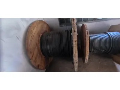 LOTE 107 - 01 CARRETEL COM CABO 150MM NA COR PRETA. (1KVA) COM 108 METROS (NO ESTADO) 