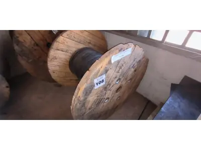 LOTE 108 - 01 CARRETEL COM CABO 150MM NA COR PRETA. (1KVA) COM 98,00 METROS (NO ESTADO)