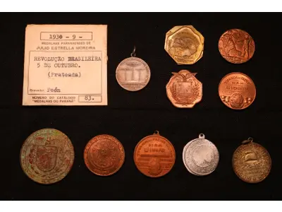 LOTE 015 - LOTE 15 – MEDALHAS CIVICAS MILITARES 	MEDALHA	OBSERVAÇÕES 1.		União Cívica Paranaense – 1916.Gravadores: Jose Peon e Fernandez	Acobreada 2.		União Cívica Paranaense – 1916.Gravadores: Jose Peon e Fernandez	Dourada – prova de cunho 3.		Revolução de 05 de outubro de 1930. Gravador: José Peon.	Prateada - envelope da Coleção Júlio Estrella Moreira 4.		Corrida do Facho Militar – 5 ª Região Militar. 1948.Gravador: José Peon	Acobreada 5.		Corrida do Facho Militar – 5 ª Região Militar. 1948.Gravador: José Peon	Acobreada 6.		Libertadores da Nação. Revolução de 1930. Gravador: Eduardo Mueller	Reveso Liso 7.		Cinquentenário da República – Tiro de Guerra Rio Branco. 1939. Gravador: Frederico Tod.	Prateada 8.		Corrida do Facho Militar – 5 ª Região Militar. 1943.Gravador: José Peon	Acobreada 9.		Corrida do Facho Militar – 5 ª Região Militar. 1960.	Acobreada 10.		1° Centenário da Policia Militar do Paraná. 1954.Gravadores Peon e Tortatto	Oxidada