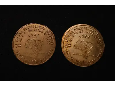 LOTE 026 - LOTE 26 – MEDALHAS SAÚDE 	MEDALHA	OBSERVAÇÕES 1.		Homenagem ao Professor Victor Ferreira do Amaral e Silva. 1934.  Gravador: José Peón	Dourada – envelope da Coleção Júlio Estrella Moreira 2.		Homenagem ao Professor Victor Ferreira do Amaral e Silva. 1934.  Gravador: José Peón	Dourada 3.		Homenagem ao Professor Victor Ferreira do Amaral e Silva. 1934.  Gravador: José Peón	Dourada 4.		Santa Casa de Misericórdia de Curitiba	Alumínio 5.		Santa Casa de Misericórdia de Curitiba	Alumínio 6.		XII Semana Odontológica Brasileira. 1955	Molde 7.		XII Semana Odontológica Brasileira. 1955	Molde 8.		Premio Dr. Nilo Cairo. Faculdade de Medicina do Paraná.1928.  Gravador: José Peón	Prateada