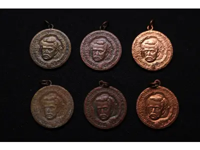 LOTE 029 - LOTE 29 – MEDALHAS MAESTRO CARLOS GOMES 	MEDALHA	OBSERVAÇÕES 1.		Centenário do Maestro Carlos Gomes. 1936 Gravador: José Peón	Bronzeada 2.		Centenário do Maestro Carlos Gomes. 1936 Gravador: José Peón	Bronzeada 3.		Centenário do Maestro Carlos Gomes. 1936 Gravador: José Peón	Acobreada 4.		Centenário do Maestro Carlos Gomes. 1936 Gravador: José Peón	Acobreada 5.		Centenário do Maestro Carlos Gomes. 1936 Gravador: José Peón	Dourada 6.		Centenário do Maestro Carlos Gomes. 1936Gravador: José Peón	Dourada