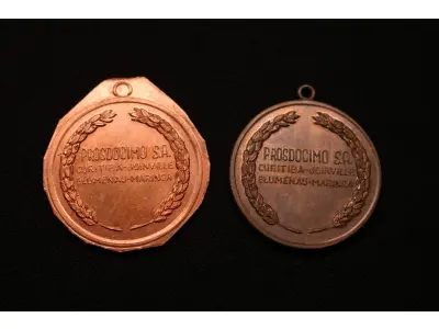 LOTE 025 - LOTE 25 – MEDALHAS INDÚSTRIA 	MEDALHA	OBSERVAÇÕES 1.		Fabrica de Curitiba. 1944.	Bronzeada – envelope da Coleção Júlio Estrella Moreira 2.		Salão anual de fotografias folhinhas Prosdócimo Gravador: Frederico Tod.	Bronzeada – prova de cunho 3.		Salão anual de fotografias folhinhas Prosdócimo Gravador: Frederico Tod.	Bronzeada – envelope da Coleção Júlio Estrella Moreira 4.		Grande Prémio Prosdócimo (ciclismo) Gravador: José Peón	Bronzeada 5.		Grande Prémio Prosdócimo (ciclismo) Gravador: José Peón	Bronzeada