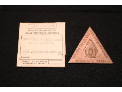 LOTE 001 - LOTE 1 – MEDALHAS DA MAÇONARIA 	MEDALHA	OBSERVAÇÕES 1.		Soberana Grande Loja de Pernambuco. 1960. Gravadores: José Peon e José Tortatto.	Envelope da Coleção Júlio Estrella Moreira 2.		Fraternidade Paranaense Curytiba. 1929.	Prova de Cunho – reverso liso 3.		Fraternidade Paranaense Curityba	Prova de Cunho – reverso liso 4.		Concordia IV – Curitiba – 1929. Gravador: José Peon	Prova de Cunho – reverso liso 5.		Bem. Segr: e Amor da Ord. 1860 – 23 Dez - 1960	Reverso Liso