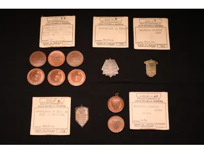 LOTE 009 - LOTE 9 – MEDALHAS PALESTRA ITÁLIA - ESPORTE 	MEDALHA	OBSERVAÇÕES 1.		Joquei Clube do Paraná – Festa da Terra. 1931	Acobreada - envelope da Coleção Júlio Estrella Moreira 2.		Joquei Clube do Paraná – Festa da Terra. 1931	Acobreada 3.		Joquei Clube do Paraná – Festa da Terra. 1931	Acobreada 4.		Joquei Clube do Paraná – Festa da Terra. 1931	Acobreada 5.		Joquei Clube do Paraná – Festa da Terra. 1931	Acobreada 6.		Joquei Clube do Paraná – Festa da Terra. 1931	Acobreada 7.		Graciosa Country Club – Campeonato de Tênis 1939. Gravador Mueller	Prateada - envelope da Coleção Júlio Estrella Moreira 8.		Graciosa Country Club – 1938. Gravador Mueller	Prateada - envelope da Coleção Júlio Estrella Moreira 9.		Graciosa Country Club – 1938. Gravador  J. Peón	Bronze - envelope da Coleção Júlio Estrella Moreira 10.		Graciosa Country Club – 1938. Gravador J. Peón	Bronze 11.		Sociedade de Tiro ao Alvo de Curitiba. 1940 Gravador: Mueller	Prateada - envelope da Coleção Júlio Estrella Moreira
