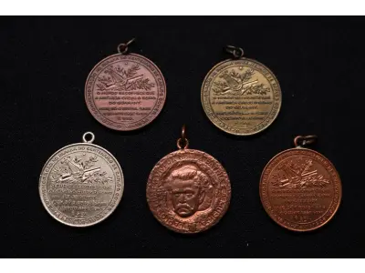 LOTE 028 - LOTE 28 – MEDALHAS MAESTRO CARLOS GOMES 	MEDALHA	OBSERVAÇÕES 1.		Centenário do Maestro Carlos Gomes. 1936 Gravador: José Peón	Bronzeada – envelope da Coleção Júlio Estrella Moreira 2.		Centenário do Maestro Carlos Gomes. 1936 Gravador: José Peón	Dourada – envelope da Coleção Júlio Estrella Moreira 3.		Centenário do Maestro Carlos Gomes. 1936 Gravador: José Peón	Prateada 4.		Centenário do Maestro Carlos Gomes. 1936 Gravador: José Peón	Acobreada 5.		Centenário do Maestro Carlos Gomes. 1936 Gravador: José Peón	Acobreada