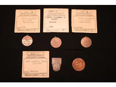 LOTE 010 - LOTE 10 – MEDALHAS - ESPORTE 	MEDALHA	OBSERVAÇÕES 1.		Centro Acadêmico do Paraná – Foot Baller. 1916. Gravador: José Peon.	Acobreada - envelope da Coleção Júlio Estrella Moreira 2.		Centro Acadêmico do Paraná – Foot Baller. 1916. Gravador: José Peon.	Acobreada - envelope da Coleção Júlio Estrella Moreira 3.		Centro Acadêmico do Paraná – Foot Baller. 1916. Gravador: José Peon.	Acobreada - envelope da Coleção Júlio Estrella Moreira 4.		Clube Atlético Independente – 1938 Gravador: Mueller	Prateada - envelope da Coleção Júlio Estrella Moreira 5.		6ª Campeonato Brasileiro de Foot Ball. 1928 Gravador: José Peon.	Acobreada