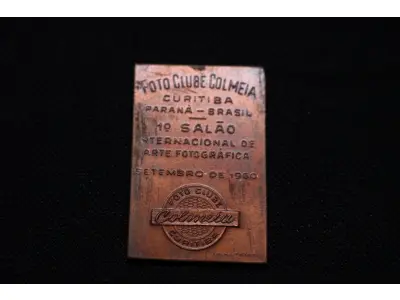 LOTE 014 - LOTE 14 – MEDALHAS – ALFREDO ANDERSEN 	MEDALHA	OBSERVAÇÕES 1.		1ª Exposição de Artistas Paranaenses no Rio de Janeiro. Sociedade de Amigos de Alfredo Andersen.1943. Gravador: José Peon	Bronze 2.		1ª Exposição de Artistas Paranaenses no Rio de Janeiro. Sociedade de Amigos de Alfredo Andersen.1943. Gravador: José Peon	Cobre 3.		1ª Exposição de Artistas Paranaenses no Rio de Janeiro. Sociedade de Amigos de Alfredo Andersen.1943. Gravador: José Peon	Prateada 4.		IV Salão Paranaense de Belas Artes. 1947. Homenagem a Alfredo Andersen (1860-1935). Gravador: José Peon	Cobre 5.		1° Salão Internacional de Arte Fotografica. Foto Clube Colméia. 1960. Gravadores: José Peon e José Tortatto.