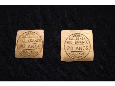 LOTE 006 - LOTE 6 – MEDALHAS CULTURA E LAZER 	MEDALHA	OBSERVAÇÕES 1.		Monumento a Tiradentes. 1927 Gravador: Jose Peon	Acobreada - envelope da Coleção Júlio Estrella Moreira 2.		1ª Exposição da Sociedade Paranaense de Arqueologia.1931.  Gravador: Jose Peon	Acobreada - envelope da Coleção Júlio Estrella Moreira 3.		1ª Exposição da Sociedade Paranaense de Arqueologia.1931.  Gravador: Jose Peon	Dourada - envelope da Coleção Júlio Estrella Moreira 4.		6° Concurso de Fotografia – Foto Clube do Paraná. 1943 – Gravador: Mueller	Acobreada - envelope da Coleção Júlio Estrella Moreira 5.		Exposição Filatélica Sulbrasileira – Sulbrape. 1949 Gravador: Jose Peon	Prova de Cunho, dourada. 6.		Exposição Filatélica Sulbrasileira – Sulbrape. 1949 Gravador: Jose Peon	Dourada - envelope da Coleção Júlio Estrella Moreira 7.		Sociedade Rio Branco 70 anos. 1954	Prova de Cunho - Dourada 8.		Sociedade Rio Branco 70 anos. 1954	Prova de Cunho - Dourada 9.		1° Festival de Música de Compositores Paranaenses - Aquibadan Sociedade Cultural.1963 Gravadores: José Peon e José Tortatto.