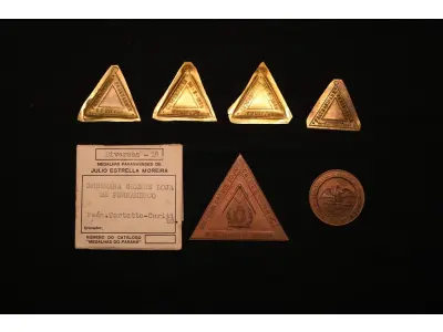 LOTE 001 - LOTE 1 – MEDALHAS DA MAÇONARIA 	MEDALHA	OBSERVAÇÕES 1.		Soberana Grande Loja de Pernambuco. 1960. Gravadores: José Peon e José Tortatto.	Envelope da Coleção Júlio Estrella Moreira 2.		Fraternidade Paranaense Curytiba. 1929.	Prova de Cunho – reverso liso 3.		Fraternidade Paranaense Curityba	Prova de Cunho – reverso liso 4.		Concordia IV – Curitiba – 1929. Gravador: José Peon	Prova de Cunho – reverso liso 5.		Bem. Segr: e Amor da Ord. 1860 – 23 Dez - 1960	Reverso Liso