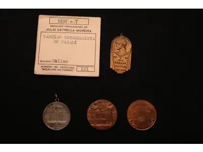 LOTE 016 - LOTE 16 – MEDALHAS CIVICAS e MILITARES 	MEDALHA	OBSERVAÇÕES 1.		Partido Integralista do Paraná. 1935. Gravador: Eduardo Muller	Dourada - envelope da Coleção Júlio Estrella Moreira 2.		Corrida do Facho Militar – 5 ª Região Militar. 1948. Gravador: José Peon	Acobreada 3.		Corrida do Facho Militar – 5 ª Região Militar. 1948. Gravador: José Peon	Acobreada 4.		Revolução de 05 de outubro de 1930. Gravador: José Peon.	Prateada