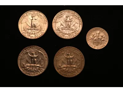 LOTE 039 - LOTE 39 – MOEDAS ESTADOS UNIDOS, PARAGUAI E URUGUAI 	MOEDA	OBSERVAÇÕES 1.		Quarter Dollar – (1965,1970, 1972 e 1980)	4 unidades 2.		One Dime – (1965)	1 unidade 3.		10 Guaranies – Alimentos para o mundo (1978 e 1986)	2 unidades 4.		10 Pesos (1968)	1 unidade