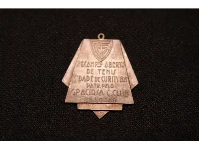 LOTE 009 - LOTE 9 – MEDALHAS PALESTRA ITÁLIA - ESPORTE 	MEDALHA	OBSERVAÇÕES 1.		Joquei Clube do Paraná – Festa da Terra. 1931	Acobreada - envelope da Coleção Júlio Estrella Moreira 2.		Joquei Clube do Paraná – Festa da Terra. 1931	Acobreada 3.		Joquei Clube do Paraná – Festa da Terra. 1931	Acobreada 4.		Joquei Clube do Paraná – Festa da Terra. 1931	Acobreada 5.		Joquei Clube do Paraná – Festa da Terra. 1931	Acobreada 6.		Joquei Clube do Paraná – Festa da Terra. 1931	Acobreada 7.		Graciosa Country Club – Campeonato de Tênis 1939. Gravador Mueller	Prateada - envelope da Coleção Júlio Estrella Moreira 8.		Graciosa Country Club – 1938. Gravador Mueller	Prateada - envelope da Coleção Júlio Estrella Moreira 9.		Graciosa Country Club – 1938. Gravador  J. Peón	Bronze - envelope da Coleção Júlio Estrella Moreira 10.		Graciosa Country Club – 1938. Gravador J. Peón	Bronze 11.		Sociedade de Tiro ao Alvo de Curitiba. 1940 Gravador: Mueller	Prateada - envelope da Coleção Júlio Estrella Moreira