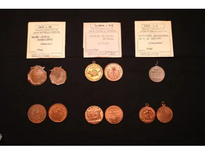 LOTE 005 - LOTE 5 – MEDALHAS CIVICAS E MILITARES 	MEDALHA	OBSERVAÇÕES 1.		União Cívica Paranaense – 1916. Gravadores: Jose Peon e Fernandez	Prova de Cunho, Bronze –  Envelope da Coleção Júlio Estrella Moreira 2.		União Cívica Paranaense – 1916. Gravadores: Jose Peon e Fernandez	Acobreada 3.		Revolução de 05 de outubro de 1930. Gravador: José Peon.	Prateada 4.		Corrida do Facho Militar – 15 Batalhão de Caçadores – Curitiba Pr.	Acobreada - envelope da Coleção Júlio Estrella Moreira 5.		Corrida do Facho Militar – 15 Batalhão de Caçadores – Curitiba Pr.	Bronze - envelope da Coleção Júlio Estrella Moreira 6.		Corrida do Facho Militar – 5 ª Região Militar. 1943. Gravador: Frederico Tod.	Acobreada 7.		Corrida do Facho Militar – 5 ª Região Militar. 1943. Gravador: Frederico Tod.	Acobreada 8.		Corrida do Facho Militar – 5 ª Região Militar. 1948. Gravador: José Peon	Acobreada 9.		Corrida do Facho Militar – 5 ª Região Militar. 1948. Gravador: José Peon	Acobreada 10.		Revolução de 1932. Gravador Montini	Acobreada 11.		Revolução de 1932. Gravador Montini	Acobreada