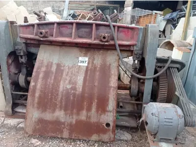LOTE 397 - 01 CORTADORA DE CHAPAS. (NO ESTADO) ATENÇÃO! FAZER A VISITAÇÃO ANTES DE ARREMATAR, NÃO SABEMOS SE FUNCIONA. LEILÃO NÃO TEM GARANTIA E NEM DEVOLUÇÃO, SUJEITO A POSSÍVEIS AVARIAS VISÍVEIS/OCULTAS E/OU AUSÊNCIA DE COMPONENTES.