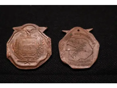 LOTE 005 - LOTE 5 – MEDALHAS CIVICAS E MILITARES 	MEDALHA	OBSERVAÇÕES 1.		União Cívica Paranaense – 1916. Gravadores: Jose Peon e Fernandez	Prova de Cunho, Bronze –  Envelope da Coleção Júlio Estrella Moreira 2.		União Cívica Paranaense – 1916. Gravadores: Jose Peon e Fernandez	Acobreada 3.		Revolução de 05 de outubro de 1930. Gravador: José Peon.	Prateada 4.		Corrida do Facho Militar – 15 Batalhão de Caçadores – Curitiba Pr.	Acobreada - envelope da Coleção Júlio Estrella Moreira 5.		Corrida do Facho Militar – 15 Batalhão de Caçadores – Curitiba Pr.	Bronze - envelope da Coleção Júlio Estrella Moreira 6.		Corrida do Facho Militar – 5 ª Região Militar. 1943. Gravador: Frederico Tod.	Acobreada 7.		Corrida do Facho Militar – 5 ª Região Militar. 1943. Gravador: Frederico Tod.	Acobreada 8.		Corrida do Facho Militar – 5 ª Região Militar. 1948. Gravador: José Peon	Acobreada 9.		Corrida do Facho Militar – 5 ª Região Militar. 1948. Gravador: José Peon	Acobreada 10.		Revolução de 1932. Gravador Montini	Acobreada 11.		Revolução de 1932. Gravador Montini	Acobreada
