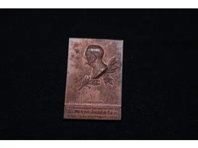 LOTE 014 - LOTE 14 – MEDALHAS – ALFREDO ANDERSEN 	MEDALHA	OBSERVAÇÕES 1.		1ª Exposição de Artistas Paranaenses no Rio de Janeiro. Sociedade de Amigos de Alfredo Andersen.1943. Gravador: José Peon	Bronze 2.		1ª Exposição de Artistas Paranaenses no Rio de Janeiro. Sociedade de Amigos de Alfredo Andersen.1943. Gravador: José Peon	Cobre 3.		1ª Exposição de Artistas Paranaenses no Rio de Janeiro. Sociedade de Amigos de Alfredo Andersen.1943. Gravador: José Peon	Prateada 4.		IV Salão Paranaense de Belas Artes. 1947. Homenagem a Alfredo Andersen (1860-1935). Gravador: José Peon	Cobre 5.		1° Salão Internacional de Arte Fotografica. Foto Clube Colméia. 1960. Gravadores: José Peon e José Tortatto.