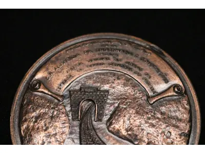 LOTE 017 - LOTE 17 – MEDALHAS FERROVIA 	MEDALHA	OBSERVAÇÕES 1.		Medalhão da Estrada de Ferro Central do Paraná. 1970 Gravador: José Mansur Karam	Acobreada – reverso liso - envelope de época  2.		1° Marco da Estrada de Ferro Central do Paraná.1948 Homenagem ao Governador Moyses Lupion.Gravador: João Moelleken	Dourada - envelope da Coleção Júlio Estrella Moreira 3.		Automóvel Clube do Paraná.	Dourada – Prova de cunho 4.		Automóvel Clube do Paraná.	Dourada – Prova de cunho