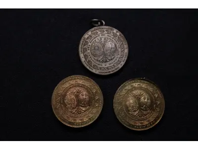 LOTE 033 - LOTE 33 – MEDALHAS CONDE ZEPPELIN 	MEDALHA	OBSERVAÇÕES 1.		Medalha Conde Zeppelin. Curitiba. 1930  Gravador: José Peón	Dourada 2.		Medalha Conde Zeppelin. Curitiba. 1930  Gravador: José Peón	Dourada 3.		Medalha Conde Zeppelin. Curitiba. 1930 Gravador: José Peón	Prateada