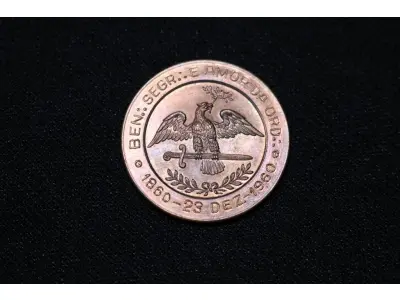 LOTE 001 - LOTE 1 – MEDALHAS DA MAÇONARIA 	MEDALHA	OBSERVAÇÕES 1.		Soberana Grande Loja de Pernambuco. 1960. Gravadores: José Peon e José Tortatto.	Envelope da Coleção Júlio Estrella Moreira 2.		Fraternidade Paranaense Curytiba. 1929.	Prova de Cunho – reverso liso 3.		Fraternidade Paranaense Curityba	Prova de Cunho – reverso liso 4.		Concordia IV – Curitiba – 1929. Gravador: José Peon	Prova de Cunho – reverso liso 5.		Bem. Segr: e Amor da Ord. 1860 – 23 Dez - 1960	Reverso Liso