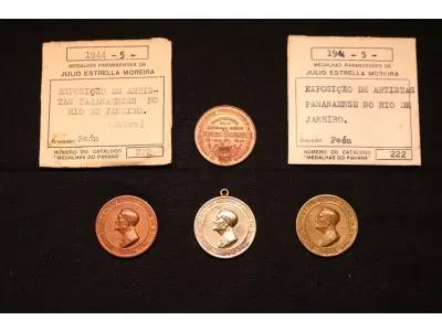 LOTE 011 - LOTE 11 – MEDALHAS – ALFREDO ANDERSEN 	MEDALHA	OBSERVAÇÕES 1.		1ª Exposição de Artistas Paranaenses no Rio de Janeiro. Sociedade de Amigos de Alfredo Andersen.1943. Gravador: José Peon	Cobre - envelope da Coleção Júlio Estrella Moreira 2.		1ª Exposição de Artistas Paranaenses no Rio de Janeiro. Sociedade de Amigos de Alfredo Andersen.1943. Gravador: José Peon	Cobre 3.		1ª Exposição de Artistas Paranaenses no Rio de Janeiro. Sociedade de Amigos de Alfredo Andersen.1943. Gravador: José Peon	Prateada - envelope da Coleção Júlio Estrella Moreira 4.		1ª Exposição de Artistas Paranaenses no Rio de Janeiro. Sociedade de Amigos de Alfredo Andersen.1943. Gravador: José Peon	Bronze - envelope da Coleção Júlio Estrella Moreira