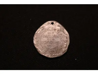 LOTE 036 - LOTE 36 – MEDALHAS ALEMANHA 	MEDALHA	OBSERVAÇÕES 1.		Cruz de Ferro Alemã. 1914 Gravador: José Peón	Reverso liso - envelope da Coleção Júlio Estrella Moreira 2.		Beneficente da Cruz Vermelha Austro-Alemã. 1915	Prateada - envelope da Coleção Júlio Estrella Moreira 3.		Deustche Woche (Semana Alemã). 1937. Curitiba Gravador: Eduardo Muller	Reverso liso - envelope da Coleção Júlio Estrella Moreira 4.		Águia Alemã com pergaminho Gravador: Henrique Kaminski – A Pérola	Reverso liso - envelope da Coleção Júlio Estrella Moreira