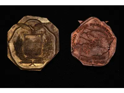 LOTE 015 - LOTE 15 – MEDALHAS CIVICAS MILITARES 	MEDALHA	OBSERVAÇÕES 1.		União Cívica Paranaense – 1916.Gravadores: Jose Peon e Fernandez	Acobreada 2.		União Cívica Paranaense – 1916.Gravadores: Jose Peon e Fernandez	Dourada – prova de cunho 3.		Revolução de 05 de outubro de 1930. Gravador: José Peon.	Prateada - envelope da Coleção Júlio Estrella Moreira 4.		Corrida do Facho Militar – 5 ª Região Militar. 1948.Gravador: José Peon	Acobreada 5.		Corrida do Facho Militar – 5 ª Região Militar. 1948.Gravador: José Peon	Acobreada 6.		Libertadores da Nação. Revolução de 1930. Gravador: Eduardo Mueller	Reveso Liso 7.		Cinquentenário da República – Tiro de Guerra Rio Branco. 1939. Gravador: Frederico Tod.	Prateada 8.		Corrida do Facho Militar – 5 ª Região Militar. 1943.Gravador: José Peon	Acobreada 9.		Corrida do Facho Militar – 5 ª Região Militar. 1960.	Acobreada 10.		1° Centenário da Policia Militar do Paraná. 1954.Gravadores Peon e Tortatto	Oxidada