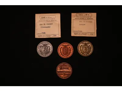 LOTE 002 - LOTE 2 – MEDALHAS DIA DO PARANA 	MEDALHA	OBSERVAÇÕES 1.		Exposição comemorativa Dia do Paraná. 1948	Prateada - envelope da Coleção Júlio Estrella Moreira 2.		Exposição comemorativa Dia do Paraná. 1948	Bronze - envelope da Coleção Júlio Estrella Moreira 3.		Exposição comemorativa Dia do Paraná. 1948	Acobreada  4.		Exposição comemorativa Dia do Paraná. 1948	Acobreada
