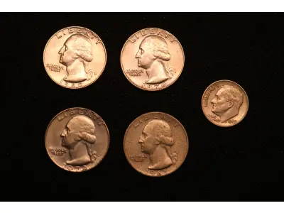 LOTE 039 - LOTE 39 – MOEDAS ESTADOS UNIDOS, PARAGUAI E URUGUAI 	MOEDA	OBSERVAÇÕES 1.		Quarter Dollar – (1965,1970, 1972 e 1980)	4 unidades 2.		One Dime – (1965)	1 unidade 3.		10 Guaranies – Alimentos para o mundo (1978 e 1986)	2 unidades 4.		10 Pesos (1968)	1 unidade