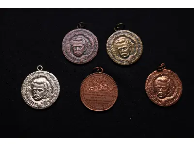 LOTE 028 - LOTE 28 – MEDALHAS MAESTRO CARLOS GOMES 	MEDALHA	OBSERVAÇÕES 1.		Centenário do Maestro Carlos Gomes. 1936 Gravador: José Peón	Bronzeada – envelope da Coleção Júlio Estrella Moreira 2.		Centenário do Maestro Carlos Gomes. 1936 Gravador: José Peón	Dourada – envelope da Coleção Júlio Estrella Moreira 3.		Centenário do Maestro Carlos Gomes. 1936 Gravador: José Peón	Prateada 4.		Centenário do Maestro Carlos Gomes. 1936 Gravador: José Peón	Acobreada 5.		Centenário do Maestro Carlos Gomes. 1936 Gravador: José Peón	Acobreada