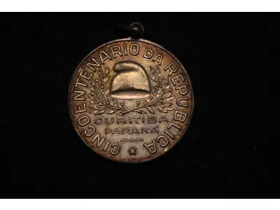 LOTE 015 - LOTE 15 – MEDALHAS CIVICAS MILITARES 	MEDALHA	OBSERVAÇÕES 1.		União Cívica Paranaense – 1916.Gravadores: Jose Peon e Fernandez	Acobreada 2.		União Cívica Paranaense – 1916.Gravadores: Jose Peon e Fernandez	Dourada – prova de cunho 3.		Revolução de 05 de outubro de 1930. Gravador: José Peon.	Prateada - envelope da Coleção Júlio Estrella Moreira 4.		Corrida do Facho Militar – 5 ª Região Militar. 1948.Gravador: José Peon	Acobreada 5.		Corrida do Facho Militar – 5 ª Região Militar. 1948.Gravador: José Peon	Acobreada 6.		Libertadores da Nação. Revolução de 1930. Gravador: Eduardo Mueller	Reveso Liso 7.		Cinquentenário da República – Tiro de Guerra Rio Branco. 1939. Gravador: Frederico Tod.	Prateada 8.		Corrida do Facho Militar – 5 ª Região Militar. 1943.Gravador: José Peon	Acobreada 9.		Corrida do Facho Militar – 5 ª Região Militar. 1960.	Acobreada 10.		1° Centenário da Policia Militar do Paraná. 1954.Gravadores Peon e Tortatto	Oxidada