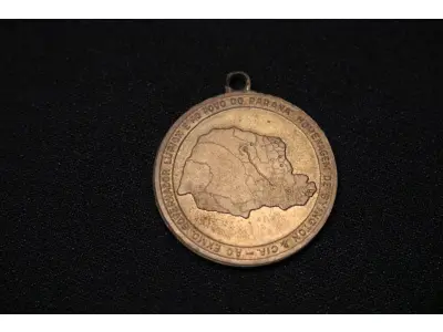 LOTE 017 - LOTE 17 – MEDALHAS FERROVIA 	MEDALHA	OBSERVAÇÕES 1.		Medalhão da Estrada de Ferro Central do Paraná. 1970 Gravador: José Mansur Karam	Acobreada – reverso liso - envelope de época  2.		1° Marco da Estrada de Ferro Central do Paraná.1948 Homenagem ao Governador Moyses Lupion.Gravador: João Moelleken	Dourada - envelope da Coleção Júlio Estrella Moreira 3.		Automóvel Clube do Paraná.	Dourada – Prova de cunho 4.		Automóvel Clube do Paraná.	Dourada – Prova de cunho