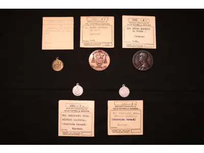 LOTE 007 - LOTE 7 – MEDALHAS CATÓLICAS 	MEDALHA	OBSERVAÇÕES 1.		Inauguração da Catedral de Curitiba. 1893	Prateada – envelope de época 2.		VII Congresso Eucaristico Nacional. 1960 Gravador: Cristiano Winters.	Prateada - envelope da Coleção Júlio Estrella Moreira 3.		VII Congresso Eucaristico Nacional. 1960 Gravador: Cristiano Winters.	Prateada - envelope da Coleção Júlio Estrella Moreira 4.		Jubileu Episcopal Dom Eusébio da Rocha. 1948 Gravador: Jose Peon	Acobreada - envelope da Coleção Júlio Estrella Moreira 5.		Jubileu Episcopal Dom Eusébio da Rocha. 1948 Gravador: Jose Peon	Acobreada - envelope da Coleção Júlio Estrella Moreira