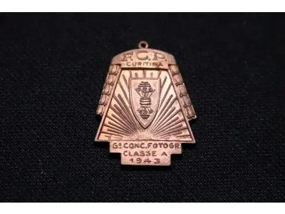 LOTE 006 - LOTE 6 – MEDALHAS CULTURA E LAZER 	MEDALHA	OBSERVAÇÕES 1.		Monumento a Tiradentes. 1927 Gravador: Jose Peon	Acobreada - envelope da Coleção Júlio Estrella Moreira 2.		1ª Exposição da Sociedade Paranaense de Arqueologia.1931.  Gravador: Jose Peon	Acobreada - envelope da Coleção Júlio Estrella Moreira 3.		1ª Exposição da Sociedade Paranaense de Arqueologia.1931.  Gravador: Jose Peon	Dourada - envelope da Coleção Júlio Estrella Moreira 4.		6° Concurso de Fotografia – Foto Clube do Paraná. 1943 – Gravador: Mueller	Acobreada - envelope da Coleção Júlio Estrella Moreira 5.		Exposição Filatélica Sulbrasileira – Sulbrape. 1949 Gravador: Jose Peon	Prova de Cunho, dourada. 6.		Exposição Filatélica Sulbrasileira – Sulbrape. 1949 Gravador: Jose Peon	Dourada - envelope da Coleção Júlio Estrella Moreira 7.		Sociedade Rio Branco 70 anos. 1954	Prova de Cunho - Dourada 8.		Sociedade Rio Branco 70 anos. 1954	Prova de Cunho - Dourada 9.		1° Festival de Música de Compositores Paranaenses - Aquibadan Sociedade Cultural.1963 Gravadores: José Peon e José Tortatto.