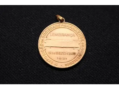 LOTE 006 - LOTE 6 – MEDALHAS CULTURA E LAZER 	MEDALHA	OBSERVAÇÕES 1.		Monumento a Tiradentes. 1927 Gravador: Jose Peon	Acobreada - envelope da Coleção Júlio Estrella Moreira 2.		1ª Exposição da Sociedade Paranaense de Arqueologia.1931.  Gravador: Jose Peon	Acobreada - envelope da Coleção Júlio Estrella Moreira 3.		1ª Exposição da Sociedade Paranaense de Arqueologia.1931.  Gravador: Jose Peon	Dourada - envelope da Coleção Júlio Estrella Moreira 4.		6° Concurso de Fotografia – Foto Clube do Paraná. 1943 – Gravador: Mueller	Acobreada - envelope da Coleção Júlio Estrella Moreira 5.		Exposição Filatélica Sulbrasileira – Sulbrape. 1949 Gravador: Jose Peon	Prova de Cunho, dourada. 6.		Exposição Filatélica Sulbrasileira – Sulbrape. 1949 Gravador: Jose Peon	Dourada - envelope da Coleção Júlio Estrella Moreira 7.		Sociedade Rio Branco 70 anos. 1954	Prova de Cunho - Dourada 8.		Sociedade Rio Branco 70 anos. 1954	Prova de Cunho - Dourada 9.		1° Festival de Música de Compositores Paranaenses - Aquibadan Sociedade Cultural.1963 Gravadores: José Peon e José Tortatto.