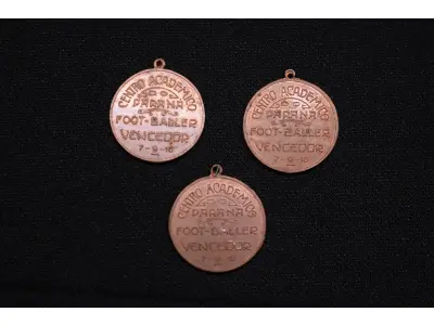 LOTE 010 - LOTE 10 – MEDALHAS - ESPORTE 	MEDALHA	OBSERVAÇÕES 1.		Centro Acadêmico do Paraná – Foot Baller. 1916. Gravador: José Peon.	Acobreada - envelope da Coleção Júlio Estrella Moreira 2.		Centro Acadêmico do Paraná – Foot Baller. 1916. Gravador: José Peon.	Acobreada - envelope da Coleção Júlio Estrella Moreira 3.		Centro Acadêmico do Paraná – Foot Baller. 1916. Gravador: José Peon.	Acobreada - envelope da Coleção Júlio Estrella Moreira 4.		Clube Atlético Independente – 1938 Gravador: Mueller	Prateada - envelope da Coleção Júlio Estrella Moreira 5.		6ª Campeonato Brasileiro de Foot Ball. 1928 Gravador: José Peon.	Acobreada