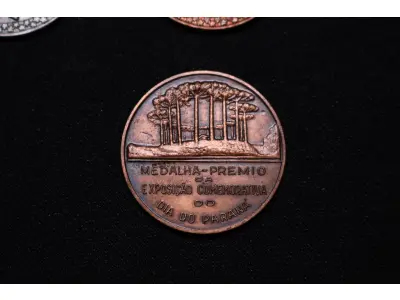 LOTE 002 - LOTE 2 – MEDALHAS DIA DO PARANA 	MEDALHA	OBSERVAÇÕES 1.		Exposição comemorativa Dia do Paraná. 1948	Prateada - envelope da Coleção Júlio Estrella Moreira 2.		Exposição comemorativa Dia do Paraná. 1948	Bronze - envelope da Coleção Júlio Estrella Moreira 3.		Exposição comemorativa Dia do Paraná. 1948	Acobreada  4.		Exposição comemorativa Dia do Paraná. 1948	Acobreada