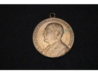 LOTE 017 - LOTE 17 – MEDALHAS FERROVIA 	MEDALHA	OBSERVAÇÕES 1.		Medalhão da Estrada de Ferro Central do Paraná. 1970 Gravador: José Mansur Karam	Acobreada – reverso liso - envelope de época  2.		1° Marco da Estrada de Ferro Central do Paraná.1948 Homenagem ao Governador Moyses Lupion.Gravador: João Moelleken	Dourada - envelope da Coleção Júlio Estrella Moreira 3.		Automóvel Clube do Paraná.	Dourada – Prova de cunho 4.		Automóvel Clube do Paraná.	Dourada – Prova de cunho