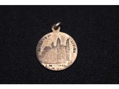 LOTE 007 - LOTE 7 – MEDALHAS CATÓLICAS 	MEDALHA	OBSERVAÇÕES 1.		Inauguração da Catedral de Curitiba. 1893	Prateada – envelope de época 2.		VII Congresso Eucaristico Nacional. 1960 Gravador: Cristiano Winters.	Prateada - envelope da Coleção Júlio Estrella Moreira 3.		VII Congresso Eucaristico Nacional. 1960 Gravador: Cristiano Winters.	Prateada - envelope da Coleção Júlio Estrella Moreira 4.		Jubileu Episcopal Dom Eusébio da Rocha. 1948 Gravador: Jose Peon	Acobreada - envelope da Coleção Júlio Estrella Moreira 5.		Jubileu Episcopal Dom Eusébio da Rocha. 1948 Gravador: Jose Peon	Acobreada - envelope da Coleção Júlio Estrella Moreira