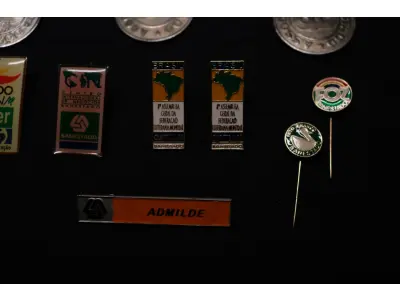 LOTE 046 - LOTE 46 – BANESTADO 	OBJETO	OBSERVAÇÕES 1.		Medalha Prateada Banestado – sem uso	3 unidades 2.		Medalha Associação Banestado – Inauguração Ginásio de Esportes-  30 de outubro de 1982	7 unidades 3.		Pin Banestado Feira do Paraná Super Plus Titulo de Capitalização.	3 unidades 4.		Pin CIN Centro Internacional de Negócios - Banestado	1 unidade 5.		Pin 8ª Assembleia Geral da Federação Luterana Mundial – 1998 - Banestado	2 unidades 6.		Crachá de funcionário Banestado em metal	1 unidade 7.		Chaveiro Banestado de metal e couro	1 unidade 8.		Alfinete de Lapela Banestado – Foz do Iguacu	1 unidade 9.		Alfinete de Lapela Banestado – Pato Branco	1 unidade