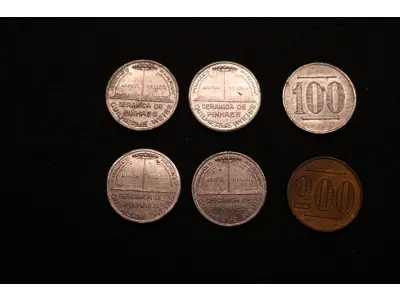 LOTE 038 - LOTE 38 – OBJETOS PECUNIÁRIOS CERÂMICA E FERROVIA ●	Fichas em cobre e alumínio, circulares; tendo na face o valor, no anverso, centralizado a figura de um pinheiro, dividindo ao as palavras MARCA REGIST, abaixo desta a inscrição CERAMICA DE PINHAES na orla, em circular com a inscrição "Pinhaes Paraná. Guilherme Weiss"  ●	Ficha de Fornecimento da Rede Ferroviária do Paraná 	OBJETO	OBSERVAÇÕES 1.		Ficha Cerâmica de Pinhaes - 100	Alumínio 2.		Ficha Cerâmica de Pinhaes - 100	Alumínio 3.		Ficha Cerâmica de Pinhaes - 100	Alumínio 4.		Ficha Cerâmica de Pinhaes - 100	Alumínio 5.		Ficha Cerâmica de Pinhaes - 100	Alumínio 6.		Ficha Cerâmica de Pinhaes - 200	Cobre 7.		Ficha de Fornecimentos da Rede Ferroviaria do PR - 50	Formato quadrado em metal estampado