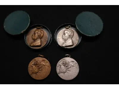 LOTE 023 - LOTE 23 – MEDALHAS LAURO SODRE 	MEDALHA	OBSERVAÇÕES 1.		Homenagem do Pará a Lauro Sodre. 1911 Gravador: P.F. Berthold	Acobreada – Com estojo de época 2.		Homenagem do Pará a Lauro Sodre. 1911 Gravador: P.F. Berthold	Prateada – Com estojo de época 3.		Homenagem do Pará a Lauro Sodre. 1911 Gravador: P.F. Berthold	Acobreada 4.		Homenagem do Pará a Lauro Sodre. 1911 Gravador: P.F. Berthold	Prateada