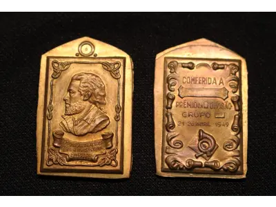 LOTE 006 - LOTE 6 – MEDALHAS CULTURA E LAZER 	MEDALHA	OBSERVAÇÕES 1.		Monumento a Tiradentes. 1927 Gravador: Jose Peon	Acobreada - envelope da Coleção Júlio Estrella Moreira 2.		1ª Exposição da Sociedade Paranaense de Arqueologia.1931.  Gravador: Jose Peon	Acobreada - envelope da Coleção Júlio Estrella Moreira 3.		1ª Exposição da Sociedade Paranaense de Arqueologia.1931.  Gravador: Jose Peon	Dourada - envelope da Coleção Júlio Estrella Moreira 4.		6° Concurso de Fotografia – Foto Clube do Paraná. 1943 – Gravador: Mueller	Acobreada - envelope da Coleção Júlio Estrella Moreira 5.		Exposição Filatélica Sulbrasileira – Sulbrape. 1949 Gravador: Jose Peon	Prova de Cunho, dourada. 6.		Exposição Filatélica Sulbrasileira – Sulbrape. 1949 Gravador: Jose Peon	Dourada - envelope da Coleção Júlio Estrella Moreira 7.		Sociedade Rio Branco 70 anos. 1954	Prova de Cunho - Dourada 8.		Sociedade Rio Branco 70 anos. 1954	Prova de Cunho - Dourada 9.		1° Festival de Música de Compositores Paranaenses - Aquibadan Sociedade Cultural.1963 Gravadores: José Peon e José Tortatto.