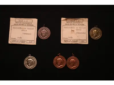 LOTE 028 - LOTE 28 – MEDALHAS MAESTRO CARLOS GOMES 	MEDALHA	OBSERVAÇÕES 1.		Centenário do Maestro Carlos Gomes. 1936 Gravador: José Peón	Bronzeada – envelope da Coleção Júlio Estrella Moreira 2.		Centenário do Maestro Carlos Gomes. 1936 Gravador: José Peón	Dourada – envelope da Coleção Júlio Estrella Moreira 3.		Centenário do Maestro Carlos Gomes. 1936 Gravador: José Peón	Prateada 4.		Centenário do Maestro Carlos Gomes. 1936 Gravador: José Peón	Acobreada 5.		Centenário do Maestro Carlos Gomes. 1936 Gravador: José Peón	Acobreada