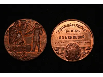 LOTE 015 - LOTE 15 – MEDALHAS CIVICAS MILITARES 	MEDALHA	OBSERVAÇÕES 1.		União Cívica Paranaense – 1916.Gravadores: Jose Peon e Fernandez	Acobreada 2.		União Cívica Paranaense – 1916.Gravadores: Jose Peon e Fernandez	Dourada – prova de cunho 3.		Revolução de 05 de outubro de 1930. Gravador: José Peon.	Prateada - envelope da Coleção Júlio Estrella Moreira 4.		Corrida do Facho Militar – 5 ª Região Militar. 1948.Gravador: José Peon	Acobreada 5.		Corrida do Facho Militar – 5 ª Região Militar. 1948.Gravador: José Peon	Acobreada 6.		Libertadores da Nação. Revolução de 1930. Gravador: Eduardo Mueller	Reveso Liso 7.		Cinquentenário da República – Tiro de Guerra Rio Branco. 1939. Gravador: Frederico Tod.	Prateada 8.		Corrida do Facho Militar – 5 ª Região Militar. 1943.Gravador: José Peon	Acobreada 9.		Corrida do Facho Militar – 5 ª Região Militar. 1960.	Acobreada 10.		1° Centenário da Policia Militar do Paraná. 1954.Gravadores Peon e Tortatto	Oxidada