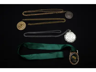 LOTE 045 - LOTE 45 – BANESTADO 	OBJETO	OBSERVAÇÕES 1.		Medalha Prateada Banestado – sem uso	3 unidades 2.		Medalha Associação Banestado – Inauguração Ginásio de Esportes-  30 de outubro de 1982	5 unidades 3.		Pin Banestado Feira do Paraná Super Plus Titulo de Capitalização.	3 unidades 4.		Pin CIN Centro Internacional de Negócios -  Banestado	1 unidade 5.		Pin 8ª Assembleia Geral da Federação Luterana Mundial – 1998 - Banestado	1 unidade 6.		Crachá de funcionário Banestado em metal	1 unidade 7.		Medalha Campeonato Paranaense de Natação – Associação Masters do Paraná. 2000. Banestado	1 unidade 8.		Medalha Honra ao Mérito - Banestado	1 unidade 9.		Alfinete de Lapela Banestado – Foz do Iguacu	1 unidade 10.		Alfinete de Lapela Banestado – Pato Branco	2 unidade