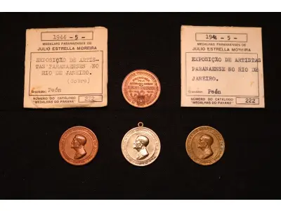 LOTE 011 - LOTE 11 – MEDALHAS – ALFREDO ANDERSEN 	MEDALHA	OBSERVAÇÕES 1.		1ª Exposição de Artistas Paranaenses no Rio de Janeiro. Sociedade de Amigos de Alfredo Andersen.1943. Gravador: José Peon	Cobre - envelope da Coleção Júlio Estrella Moreira 2.		1ª Exposição de Artistas Paranaenses no Rio de Janeiro. Sociedade de Amigos de Alfredo Andersen.1943. Gravador: José Peon	Cobre 3.		1ª Exposição de Artistas Paranaenses no Rio de Janeiro. Sociedade de Amigos de Alfredo Andersen.1943. Gravador: José Peon	Prateada - envelope da Coleção Júlio Estrella Moreira 4.		1ª Exposição de Artistas Paranaenses no Rio de Janeiro. Sociedade de Amigos de Alfredo Andersen.1943. Gravador: José Peon	Bronze - envelope da Coleção Júlio Estrella Moreira